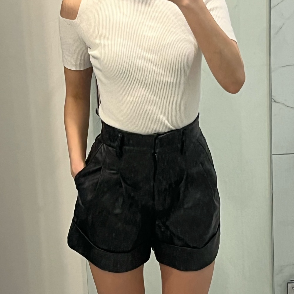 Preowned Aritzia Wilfred Vegan Leather High Waist Shorts Black 00